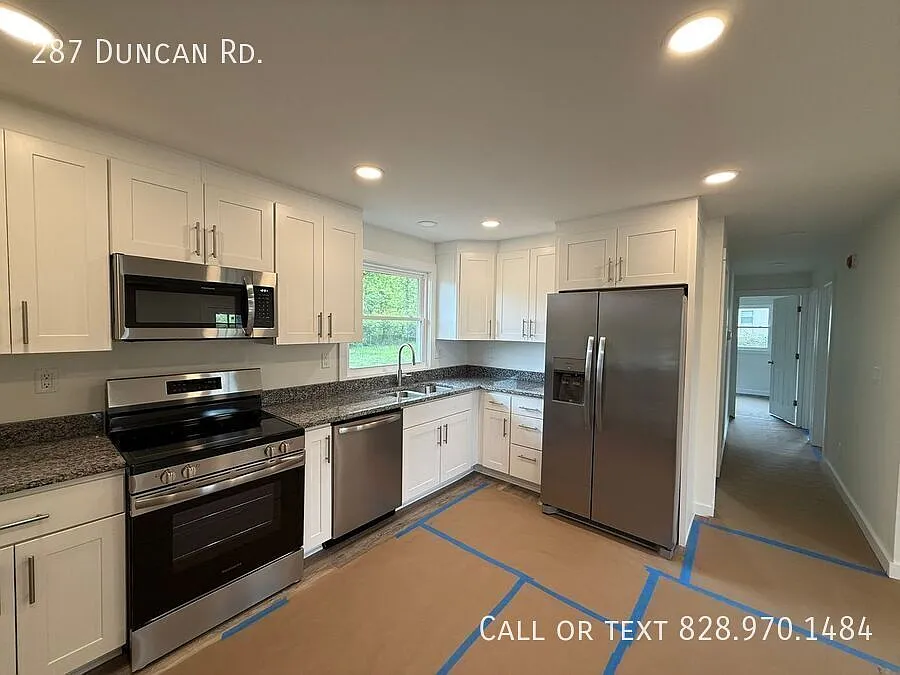 Fantastic Flat Rock Three Bedroom! — Photo 2