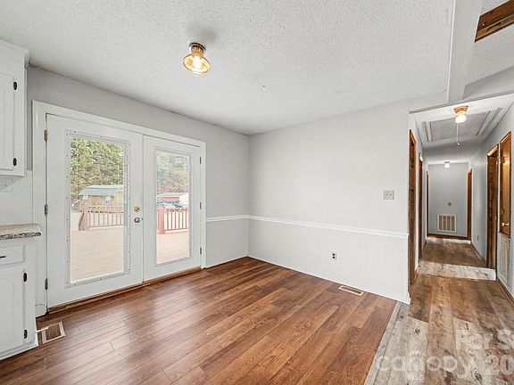 5th image of 102 Roxie Ln