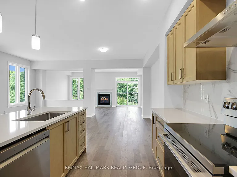 749 Newstead Cres — Photo 13