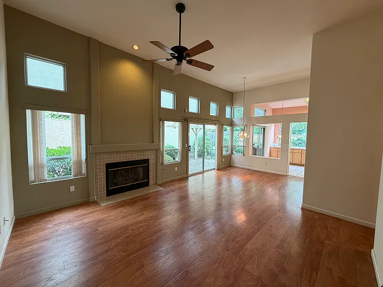 2833 Catalina Dr — Photo 9