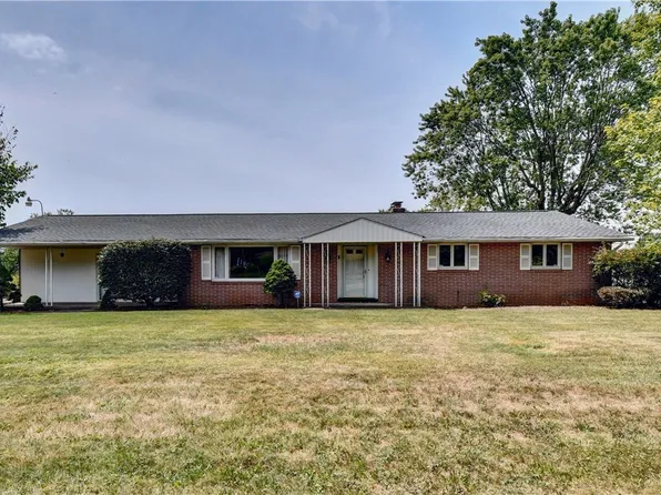 2520 Chaucer Dr NE, Canton, OH 44721