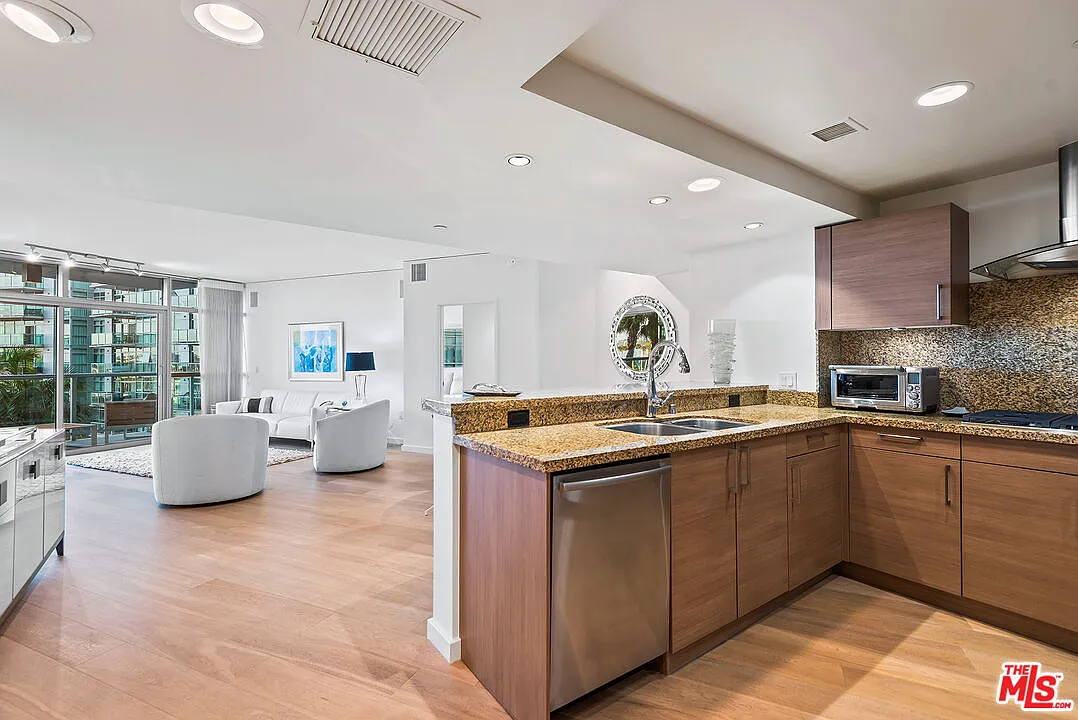 2 bed, 2.5 bath, 1679 sqft, $7,395 — Photo 3