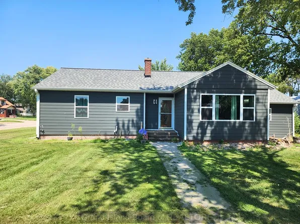 110 W 11th St, Wood River, NE 68883