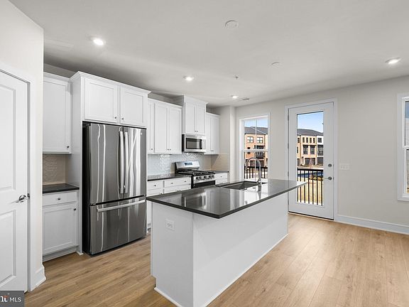 3rd image of 43328 Farringdon Sq
