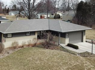 6120 Mansfield Dr, Greendale, WI 53129