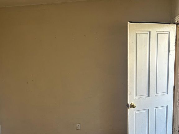 2nd image of 1825 Cherry Ave #4
