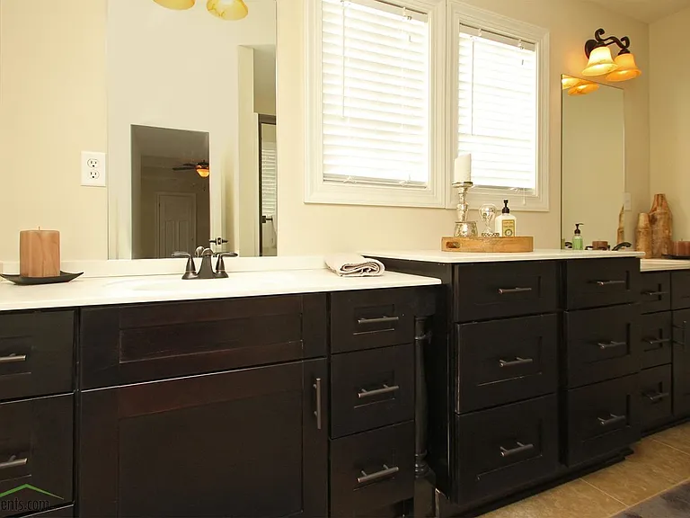 5863 N London Ave — Photo 2
