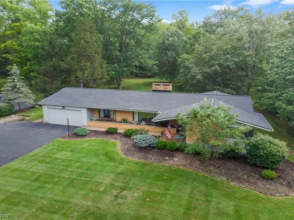 40 Skyline Dr, Moreland Hills, OH 44022