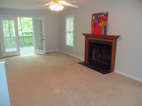 Great Rm, gas fireplace, fan