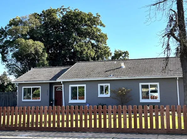 1019 Walnut St, Oakdale, CA 95361