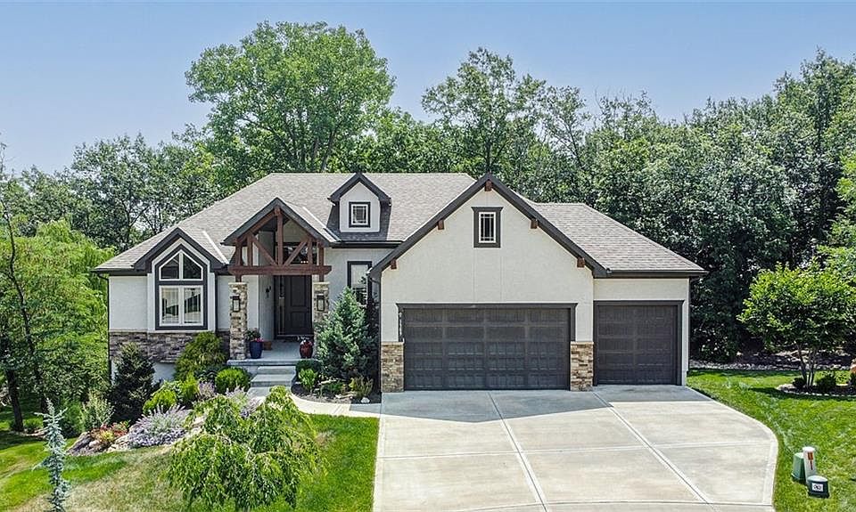 1st image of 1309 NE Forest View Cir