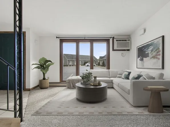 2344 Canter Ln, Green Bay, WI