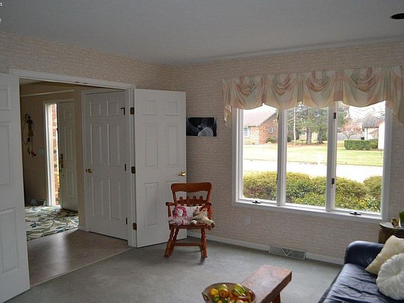 5th image of 521 E Stoneplace Dr