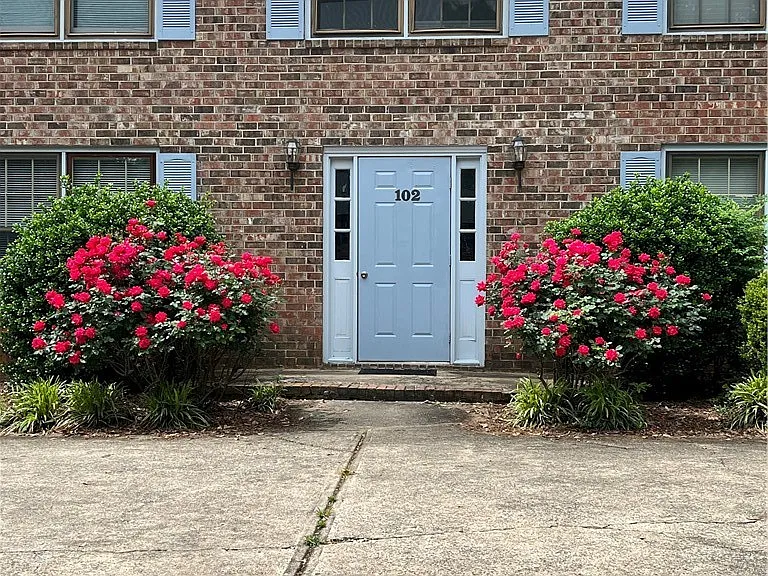 102 Barrington Dr #1 — Photo 1
