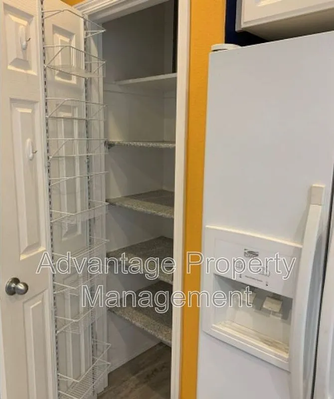 4 bed, 2.5 bath, 1924 sqft, $3,100 — Photo 3