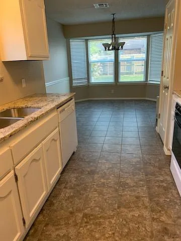 3 bed, 1192 sqft, $1,700 — Photo 2