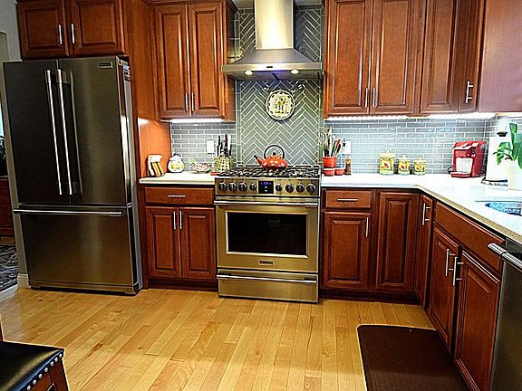 2nd image of 21 Gaslight Ln #21