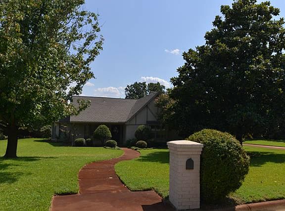 3rd image of 2704 Burlwood Dr