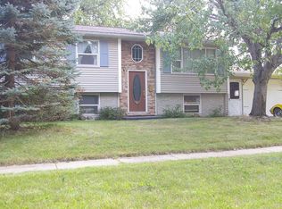 1033 Eisenhower Rd, Hiawatha, IA 52233