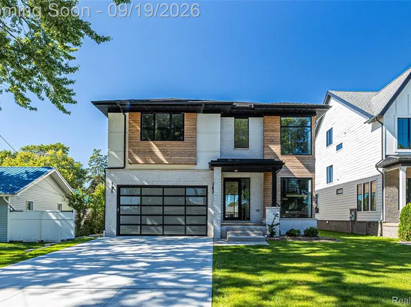 41215 Belvidere St, Harrison Township, MI 48045