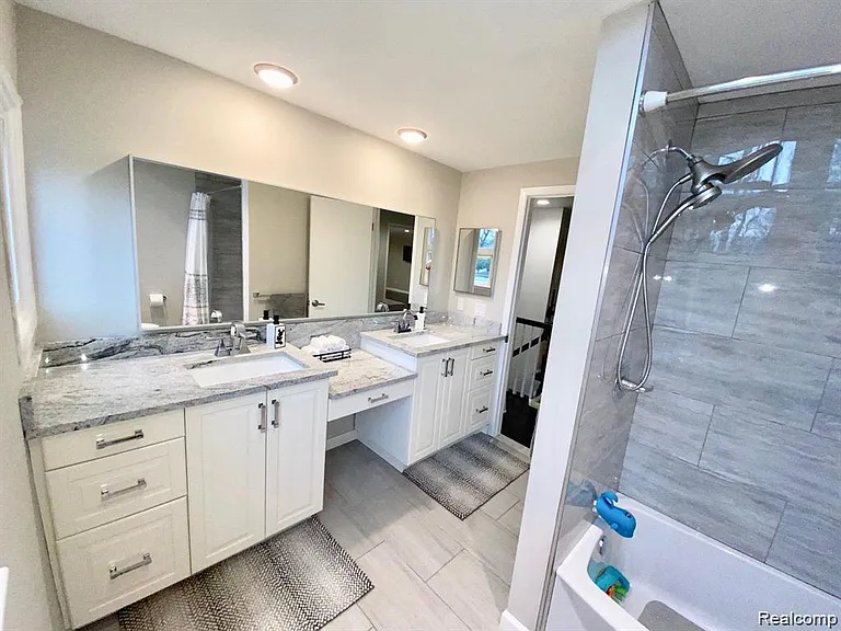 4077 Lincoln Dr — Photo 22