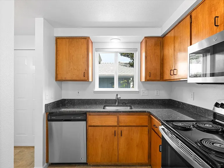 Talent Parkside Apartments — Photo 11