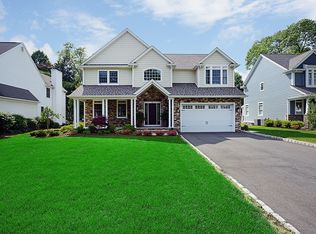 31 Edgewood Dr, Ho Ho Kus, NJ 07423