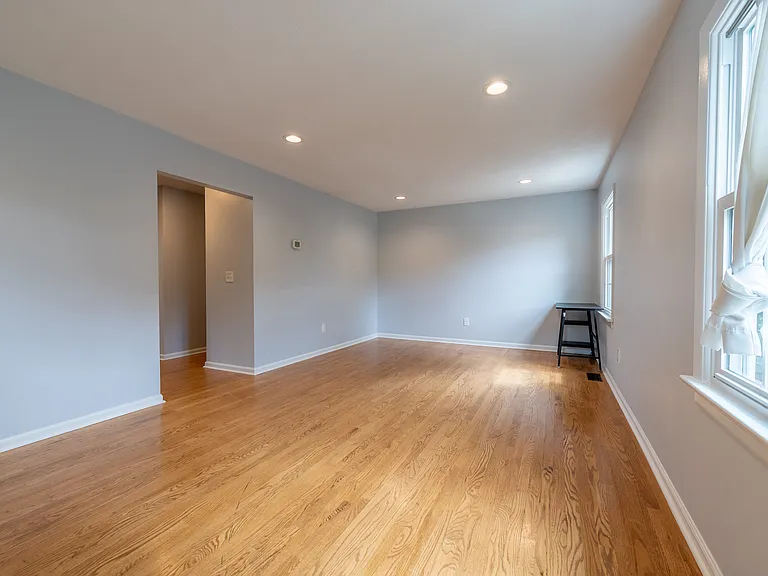 208 Huntington Ln — Photo 12