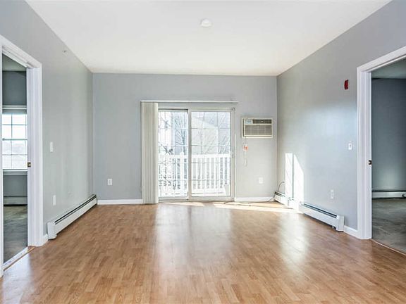 3rd image of 18 Harbor Ave APT 310