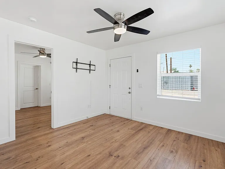 1718 N 26th Pl — Photo 3