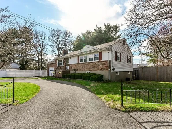 126 Westview Dr, Norwood, MA 02062