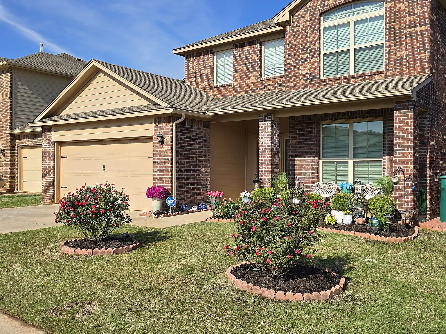 4 bed, 2.5 bath, 2017 sqft, $2,500 — Photo 2