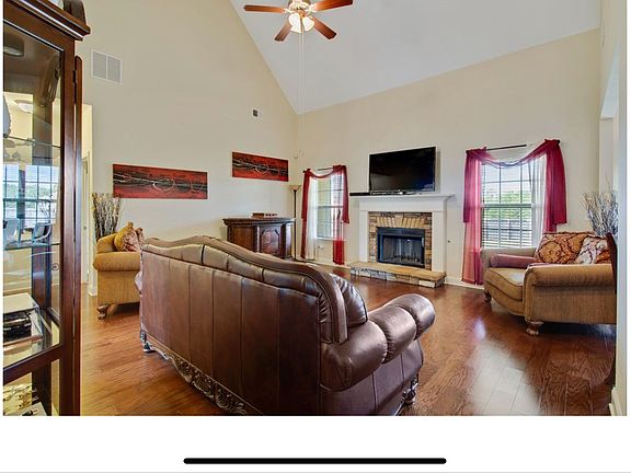 3rd image of 114 Halls Creek Ln