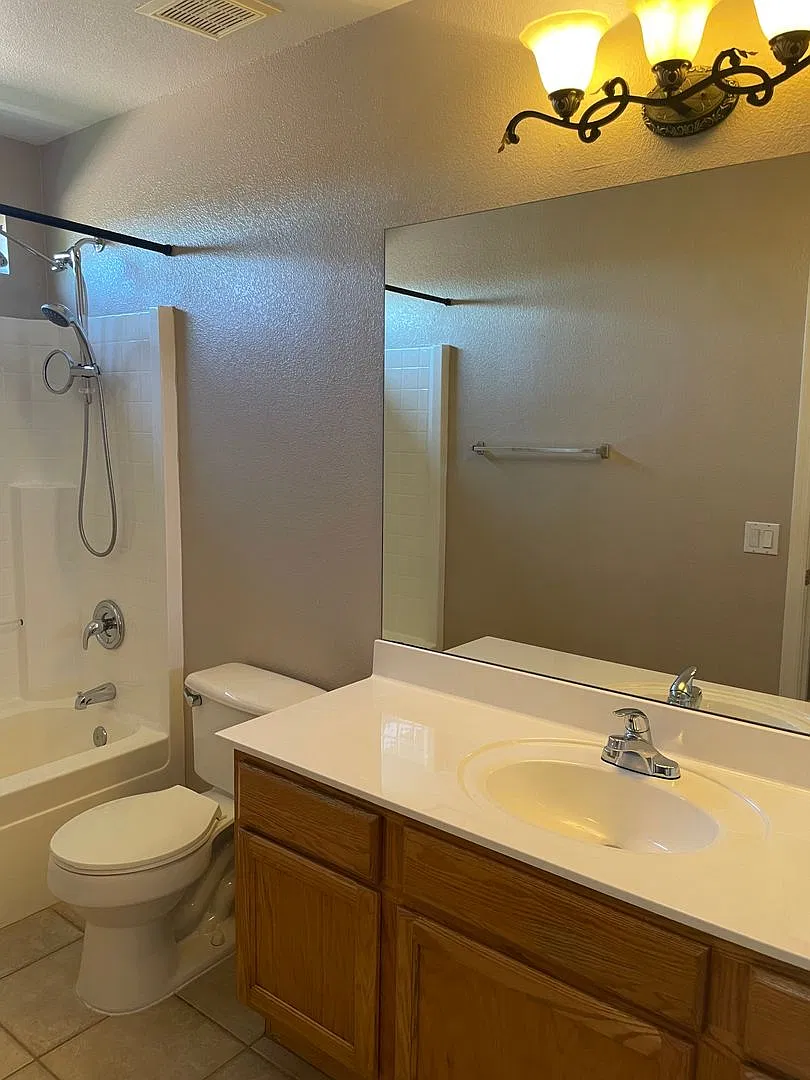 3 Bedroom +Den In Glendale — Photo 2