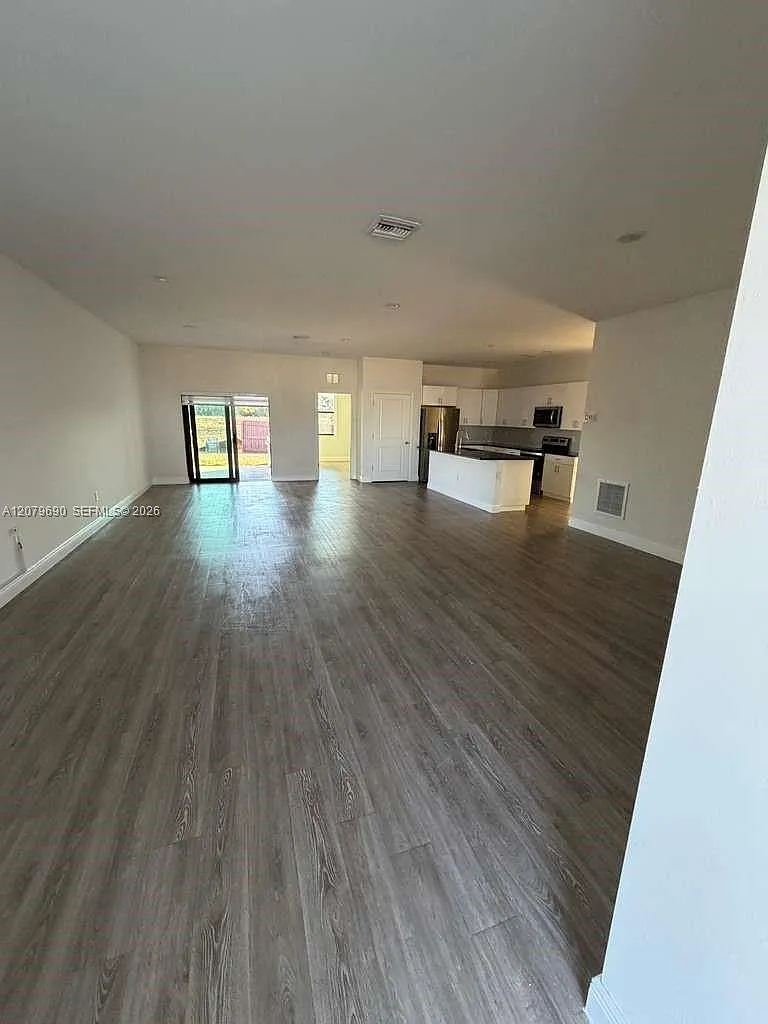3 bed, 2.5 bath, 1731 sqft, $2,200 — Photo 3