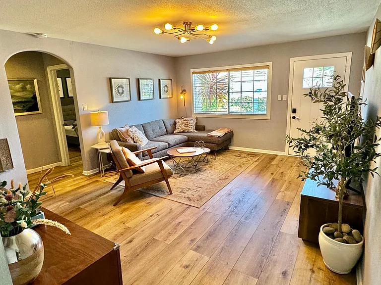 135 Edgewood Dr — Photo 3