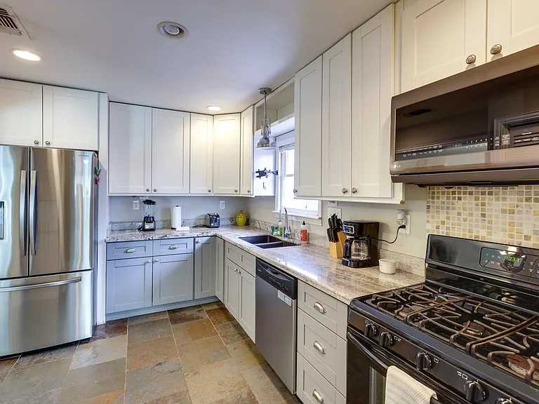 4517 Avenue P 1/2 — Photo 12