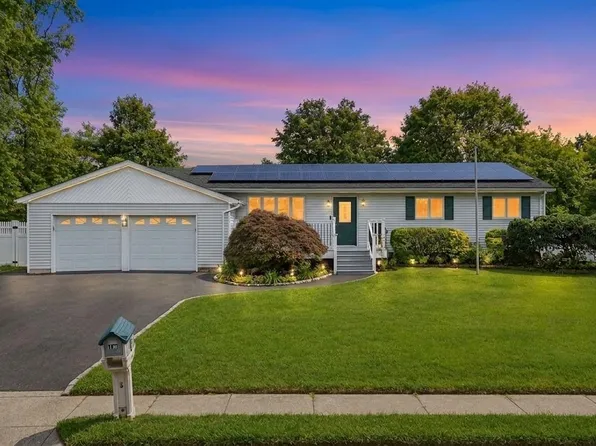 10 Aron Drive, Bohemia, NY 11716