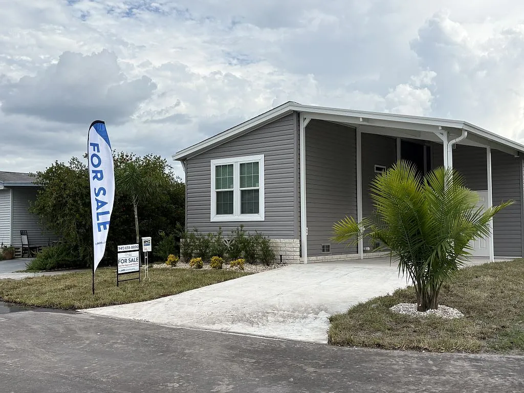 3 bed, 2.0 bath, 964 sqft, $1,599 — Photo 1