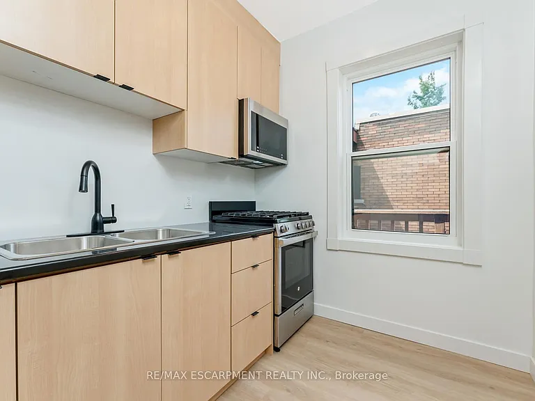 127 Victoria Ave S #8 — Photo 5