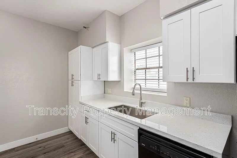 2 bed, 2.0 bath, 952 sqft, $1,695 — Photo 2