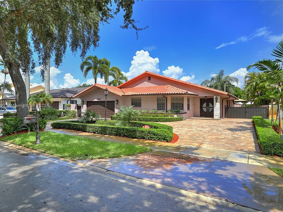 Excellent Miami Lakes location. Cul de sac. Beautiful and very clean home. 