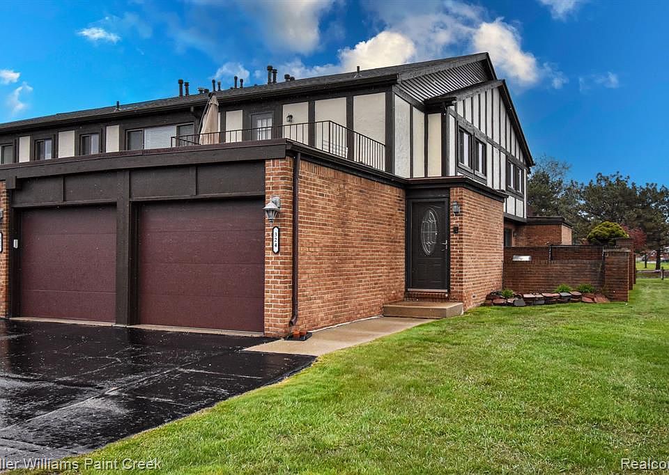 1st image of 324 Country Club Dr