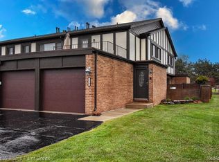 324 Country Club Dr, Saint Clair Shores, MI 48082