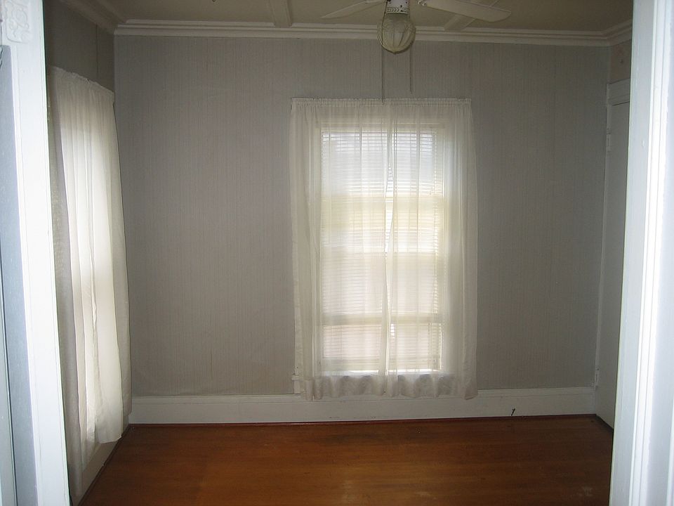 Bed room. One closet