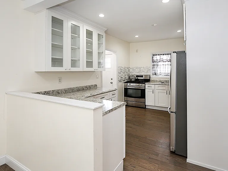987 Kings Pkwy — Photo 10