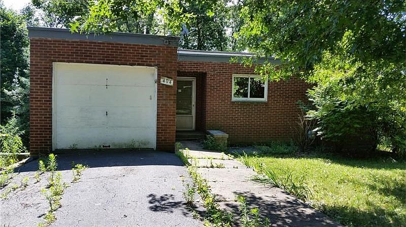 Nice level front yard and driveway.