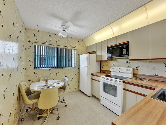 3rd image of 15301 Pembridge Avenue #75