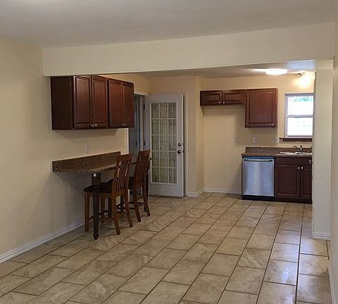 3rd image of 1502 S Bruce Ave