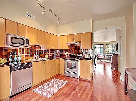 5th image of 18242 NE 96th Way Unit 102
